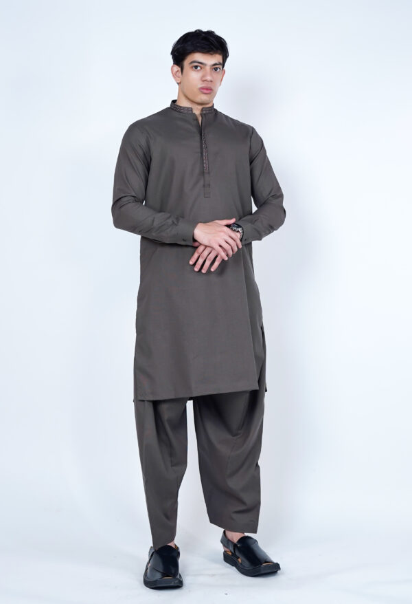 Elegant beige Kameez Shalwar with intricate threadwork for formal events.